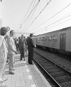 883200 Afbeelding van de genodigden op het perron bij de opening van het N.S.-station Utrecht Lunetten aan het ...